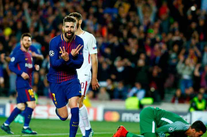 Pique melakukan selebrasi usai mencetak gol ketiga bagi timnya.