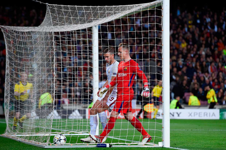 Pencetak gol terbanyak Roma Edin Dzeko memperkecil ketertinggalan menjadi 3-1 pada menit ke-80.