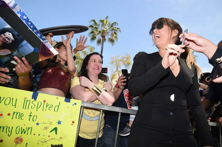 Upacara pemberian penghargaan tersebut dihadiri oleh Patty Jenkins, sutradara film 'Wonder Woman' 2017 yang telah meraup pendapatan global USD821 juta (sekitar Rp11,2 triliun) , serta lusinan penggemar Carter.