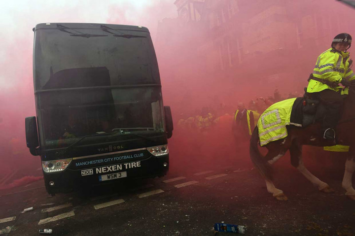 Tidak ada seorang pun di dalam  bus yang terluka, namun dua petugas keamanan cedera terkena lemparan penonton. Bus juga sedikit mengalami kerusakan dan harus diganti untuk perjalanan pulang.