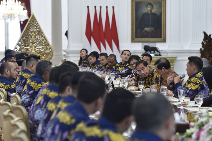 Presiden Joko Widodo menerima 45 orang pimpinan Himpunan Pengusaha Muda Indonesia (HIPMI) se-Indonesia di Istana Merdeka, Jakarta.