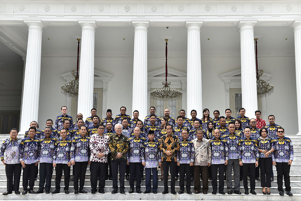 Usai pertemuan, Presiden Jokowi, sejumlah menteri, dan para anggota HIPMI melakukan foto bersama di tangga Istana Merdeka.