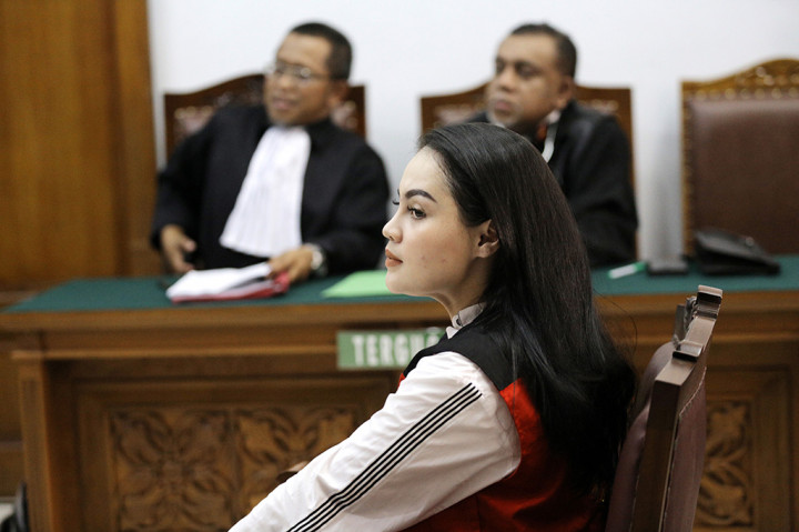 Jennifer Dunn didakwa membeli obat terlarang berjenis sabu-sabu dan melanggar Pasal 114, 112, dan 127 Undang-undang Nomor 35 Tahun 2009 tentang Narkotika karena menyalahgunakan narkotika.
