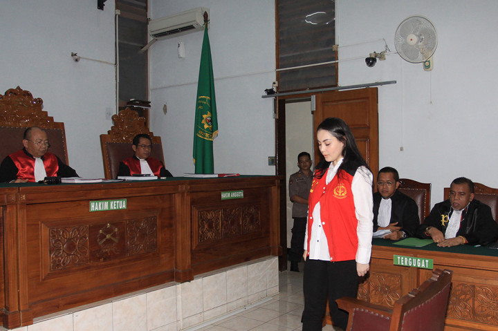 Terdakwa kasus dugaan penyalahgunaan Narkotika Jennifer Dunn menjalani sidang perdana dengan agenda pembacaan dakwaan oleh Jaksa Penuntut Umum di PN Jakarta Selatan. 