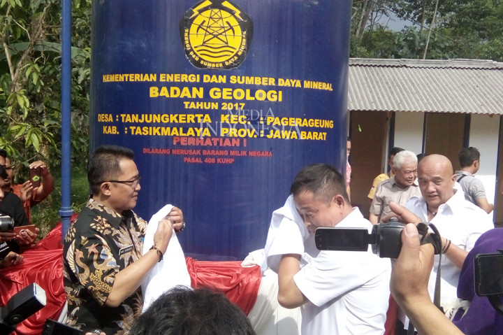 Peresmian itu sebagai perwakilan 24 sumur bor air tanah di 10 kota dan kabupaten di Jawa Barat yang diprogramkan Kementerian ESDM dari alokasi anggaran tahun 2017.