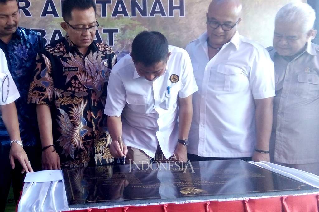 Menteri Ignasius Jonan berharap air sumur bor yang berada di suatu kampung itu dapat memenuhi sejumlah kampung lain, atau desa lainnya, sehingga pembangunan tersebut dapat dirasakan masyarakat luas.