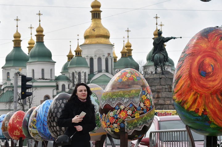 Seorang wanita mengamati pysanka raksasa yang menghiasi pusat kota Kiev, Ukraina. Pysanka merupakan telur Paskah dengan hiasan unik dan cantik ala Ukraina.