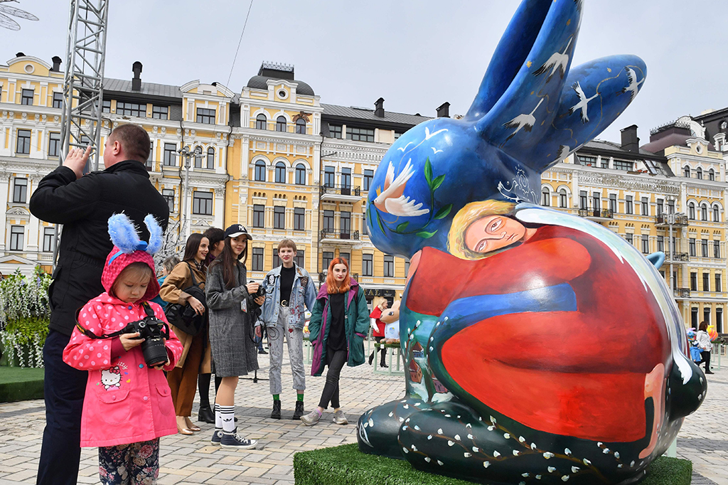 Sejumlah wisatawan berswafoto dengan latar belakang deretan pysanka raksasa.