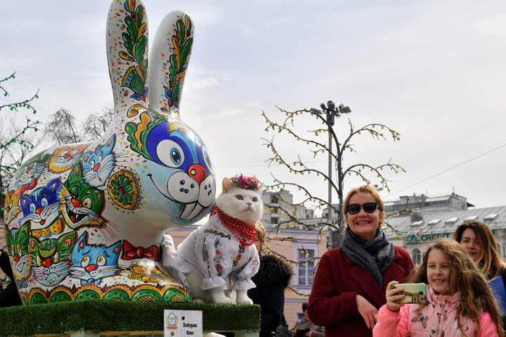 Ratusan pysanka raksasa ini menjadi daya tarik wisatawan.