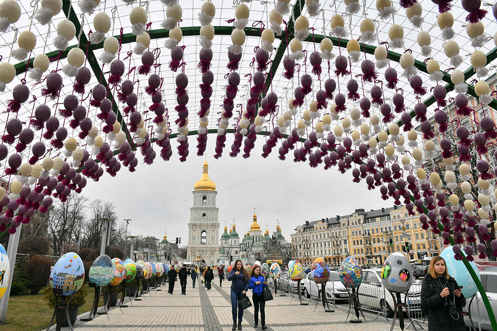 Sebanyak 500 telur dan 374 kelinci paskah dipamerkan di pusat kota Kiev untuk menyambut perayaan Paskah.