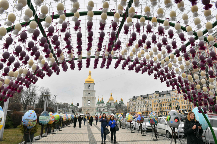 Sebanyak 500 telur dan 374 kelinci paskah dipamerkan di pusat kota Kiev untuk menyambut perayaan Paskah.