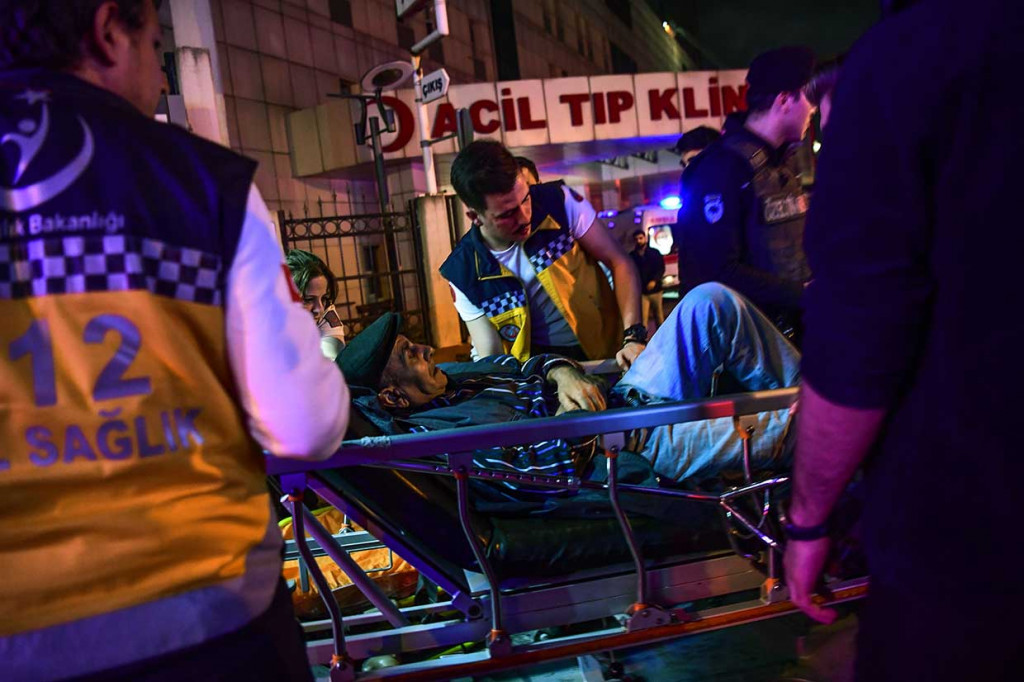 Petugas mengevakuasi pasien, sementara para ibu menggendong bayi-bayi mereka ke luar dari gedung rumah sakit. Sekitar 70 pasien dipindahkan ke bagian gedung yang aman dari jilatan api.