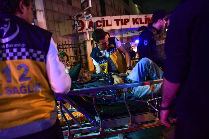 Petugas mengevakuasi pasien, sementara para ibu menggendong bayi-bayi mereka ke luar dari gedung rumah sakit. Sekitar 70 pasien dipindahkan ke bagian gedung yang aman dari jilatan api.