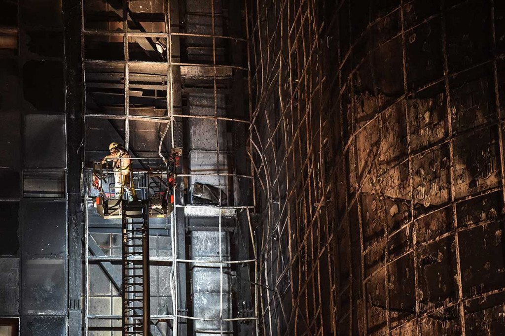 Api berhasil dipadamkan oleh petugas dan sejauh ini tidak ada laporan korban jiwa meskipun beberapa pasien mungkin telah terpengaruh oleh asap.