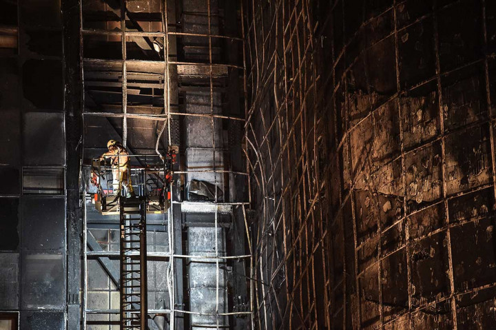 Api berhasil dipadamkan oleh petugas dan sejauh ini tidak ada laporan korban jiwa meskipun beberapa pasien mungkin telah terpengaruh oleh asap.