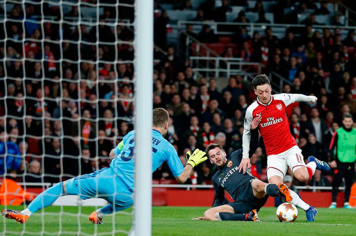 Tidak berselang lama Arsenal mendapat hadiah penalti setelah Mesut Ozil dilanggar Georgi Shchennikov di dalam kotak terlarang.