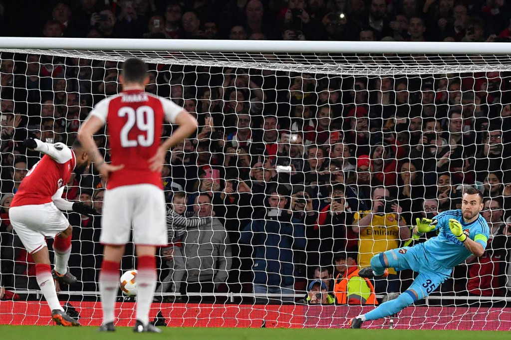 Alexandre Lacazette sukses menjalankan tugasnya sebagai algojo untuk membawa timnya kembali unggul. 