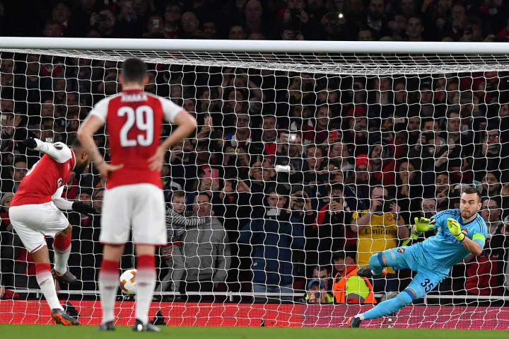 Alexandre Lacazette sukses menjalankan tugasnya sebagai algojo untuk membawa timnya kembali unggul. 