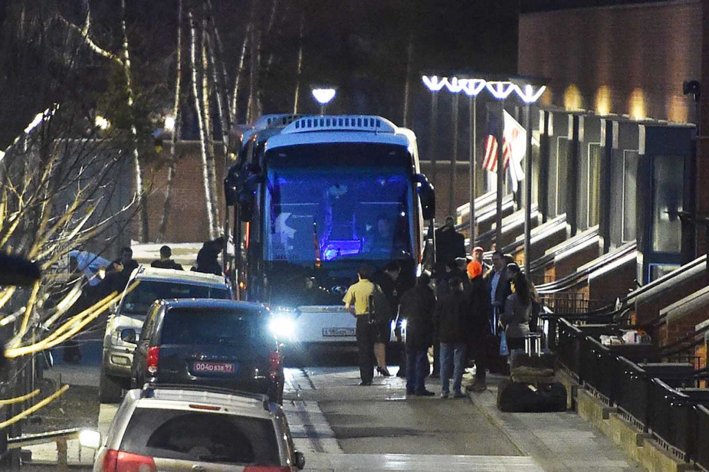 Iring-iringan tiga bus yang diyakini membawa diplomat AS bersama keluarga bersiap-siap meninggalkan Kedubesnya di Moskow menuju bandara, Kamis, 6 April 2018 waktu setempat. 