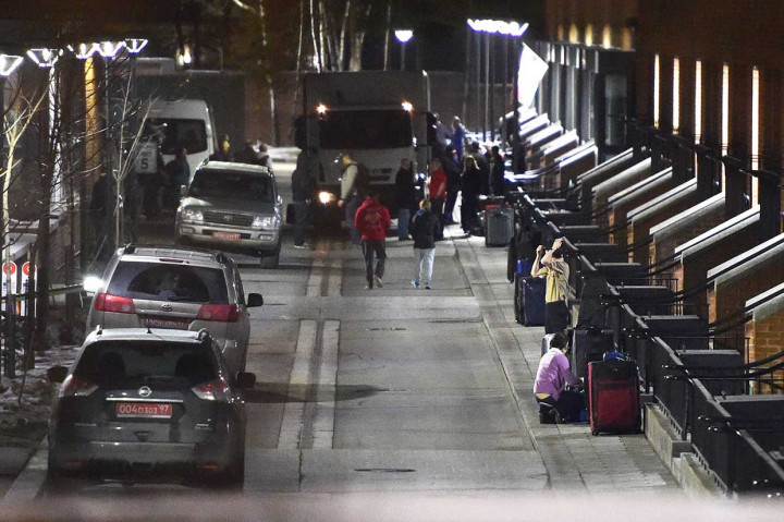 Para diplomat menempatkan barang di atas truk, dan beberapa di antaranya membawa serta hewan peliharaan mereka. Kamis merupakan batas akhir bagi para diplomat AS untuk meninggalkan Rusia.