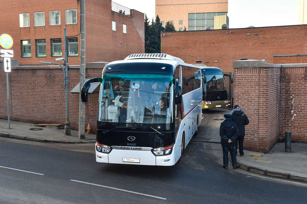 Pengusiran 60 diplomat AS tersebut sebagai balasan atas tindakan serupa yang dilakukan Washington terharap diplomat Rusia dengan jumlah yang sama.