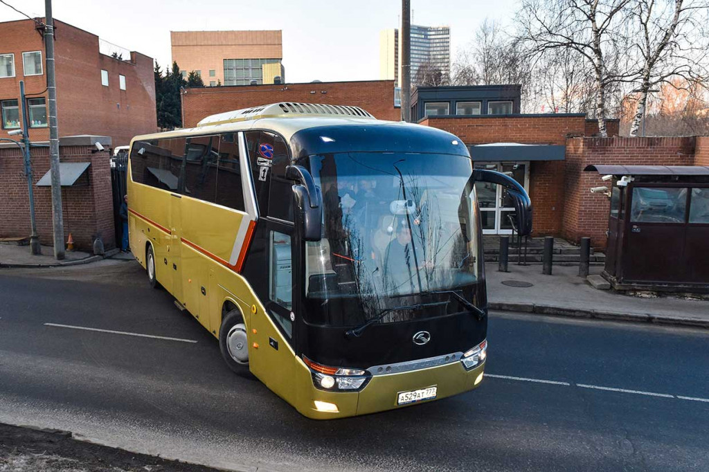Pengusiran itu dilakukan di tengah memburuknya hubungan dengan Barat menyangkut dugaan peracunan mantan mata-mata Rusia beserta putrinya di Inggris. Inggris menuding keterlibatan Rusia, namun Moskow membantahnya.