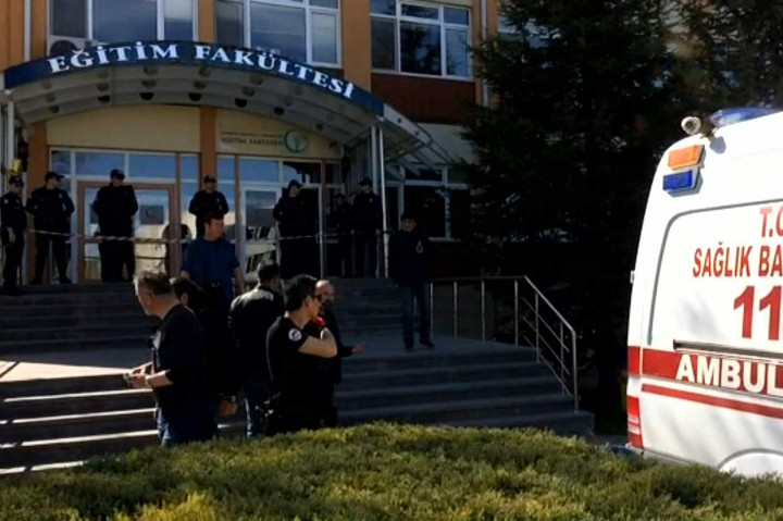 Petugas kepolisian berjaga-jaga di pintu masuk Universitas Osmangazi pascapenembakan yang menewaskan empat orang di tempat tersebut, Kamis, 6 April 2018 waktu setempat.