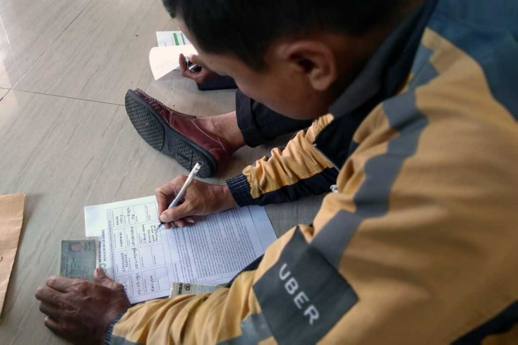 Setelah resmi mengumumkan akuisisi, Grab mulai melakukan perekrutan ribuan mitra driver Uber di seluruh Indonesia. Proses pendaftaran telah digelar sejak 26 Maret 2018 dan akan berlangsung hingga 8 April. 