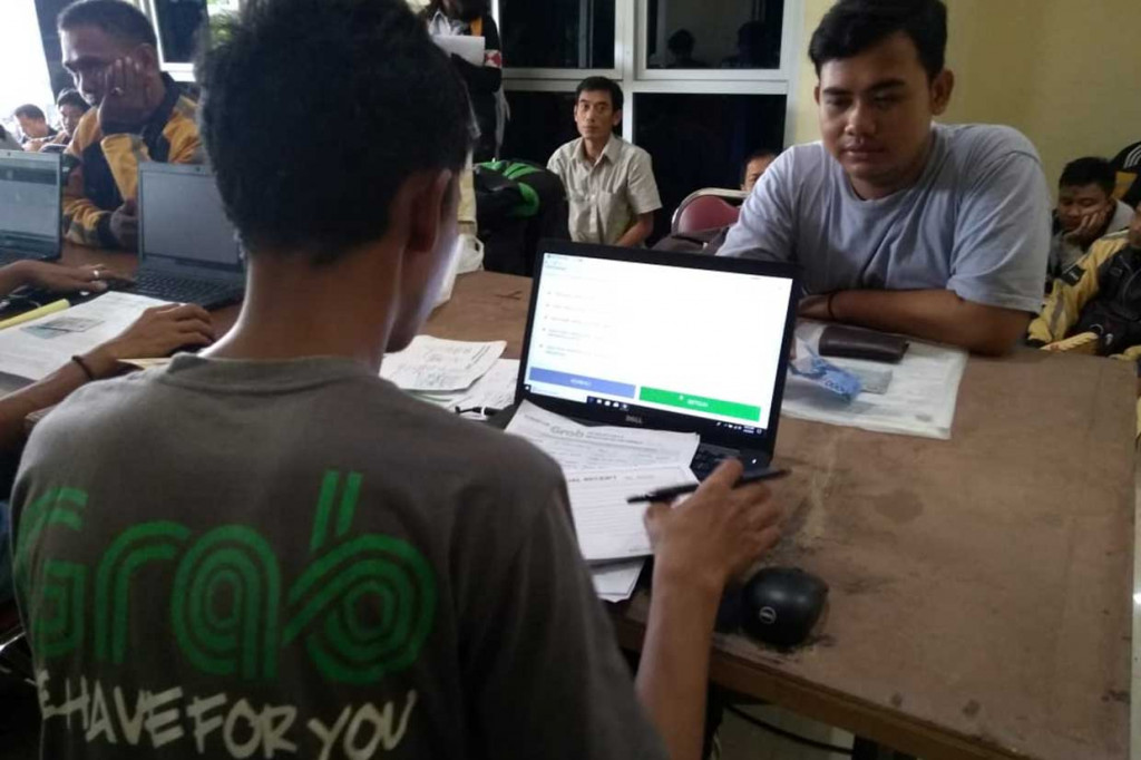 Ada lima titik lokasi pendaftaran, yaitu Cibubur Jakarta Timur, GOR Bendungan Hilir, Jakarta Pusat; Cikarang, Bekasi; Alam Sutera, Tangerang Selatan; dan Srengseng, Jakarta Barat. Driver Uber juga bisa melakukan pendaftaran secara online.