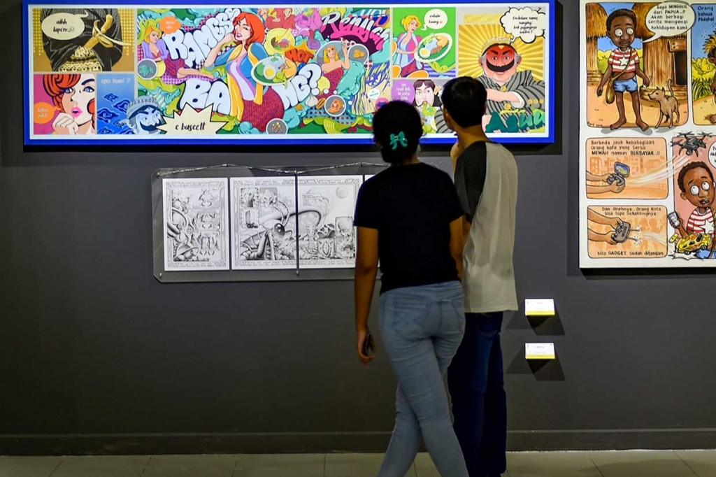 Pengunjung melihat komik berjudul Guyonan (Jokes) karya Dae Buton selama pameran komik di Galeri Nasional, Jakarta Pusat, Jumat, 6 April 2018.