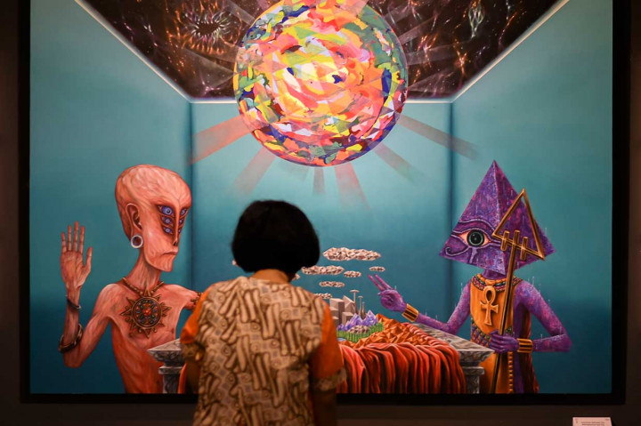 Pengunjung melihat komik berjudul  Innovation Between The Methaphysical and The Empirical (Neo Aeon Series) karya Rangga Jalu Pamungkas.