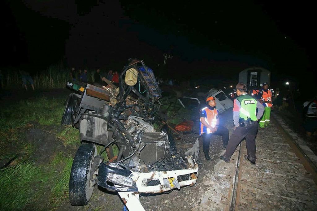Kereta Api Sancaka relasi Yogyakarta-Surabaya bertabrakan dengan truk trailer pengangkut beton bantalan rel di perlintasan tak terjaga di km 215+8 Jumat malam sekitar pukul 18.25 WIB. Lokasi berada di antara Stasiun Kedungbanteng-Walikukun wilayah Mantingan, Kabupaten Ngawi, Jawa Timur.