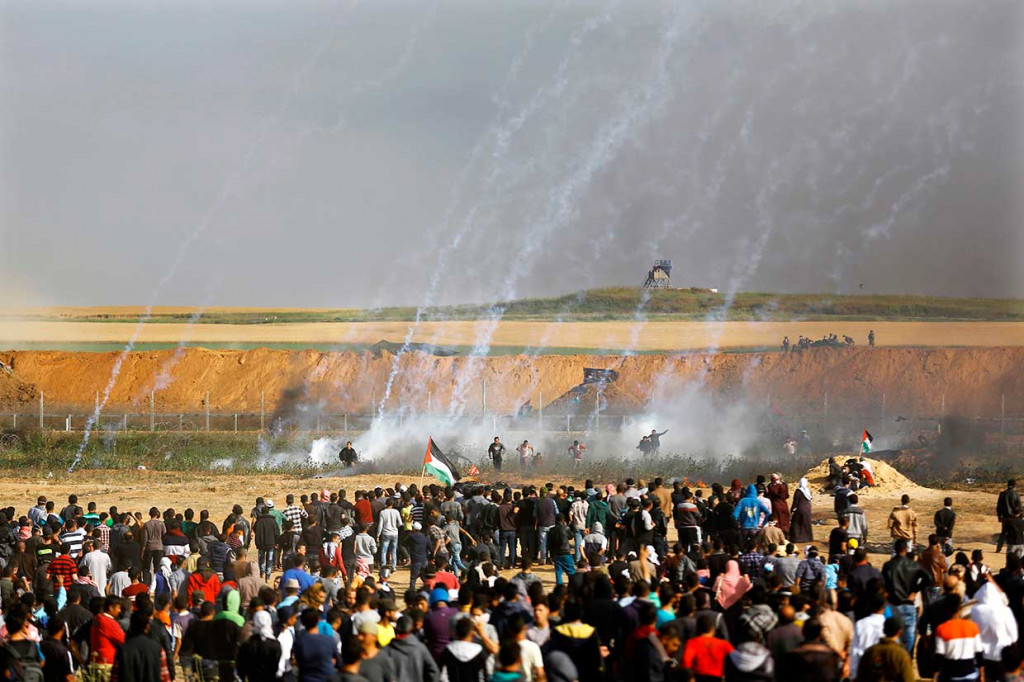 Warga Palestina membakar ban dan melemparkan batu ke arah tentara Israel di pagar perbatasan, yang dibalas dengan tembakan gas air mata dan tembakan peluru.
