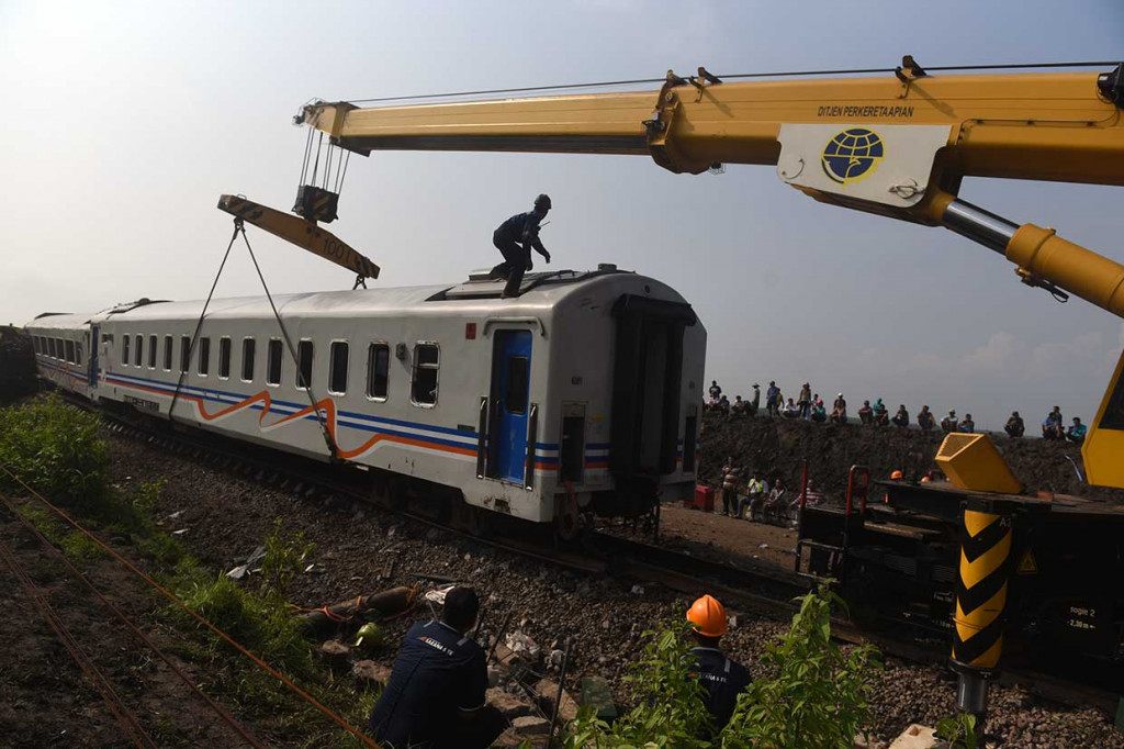 Alat berat didatangkan untuk mengevakuasi gerbong KA Sancaka yang mengalami kecelakaan di Ngawi, Jatim, Sabtu, 7 April 2018. Kecelakaan tersebut mengakibatkan masinis meninggal dunia.