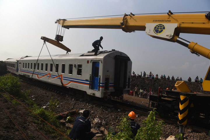 Alat berat didatangkan untuk mengevakuasi gerbong KA Sancaka yang mengalami kecelakaan di Ngawi, Jatim, Sabtu, 7 April 2018. Kecelakaan tersebut mengakibatkan masinis meninggal dunia.