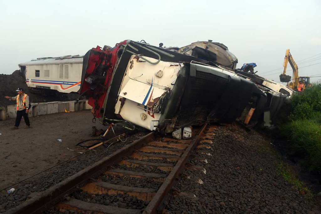 Menurut Kahumas Daop 7 Madiun, Supriyono, pihaknya menargetkan hari ini jalur kereta api sudah dapat dilewati KA, meski dengan kecepatan terbatas. Jalur kereta diperkirakan kembali normal Sabtu sore.