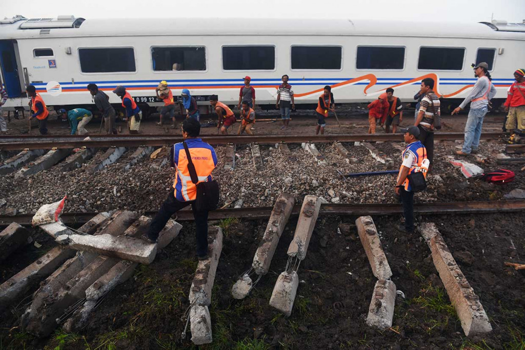 Setelah gerbong berhasil dipindahkan, petugas kemudian memperbaiki rel di lokasi kecelakaan sehingga bisa dilewati kembali.