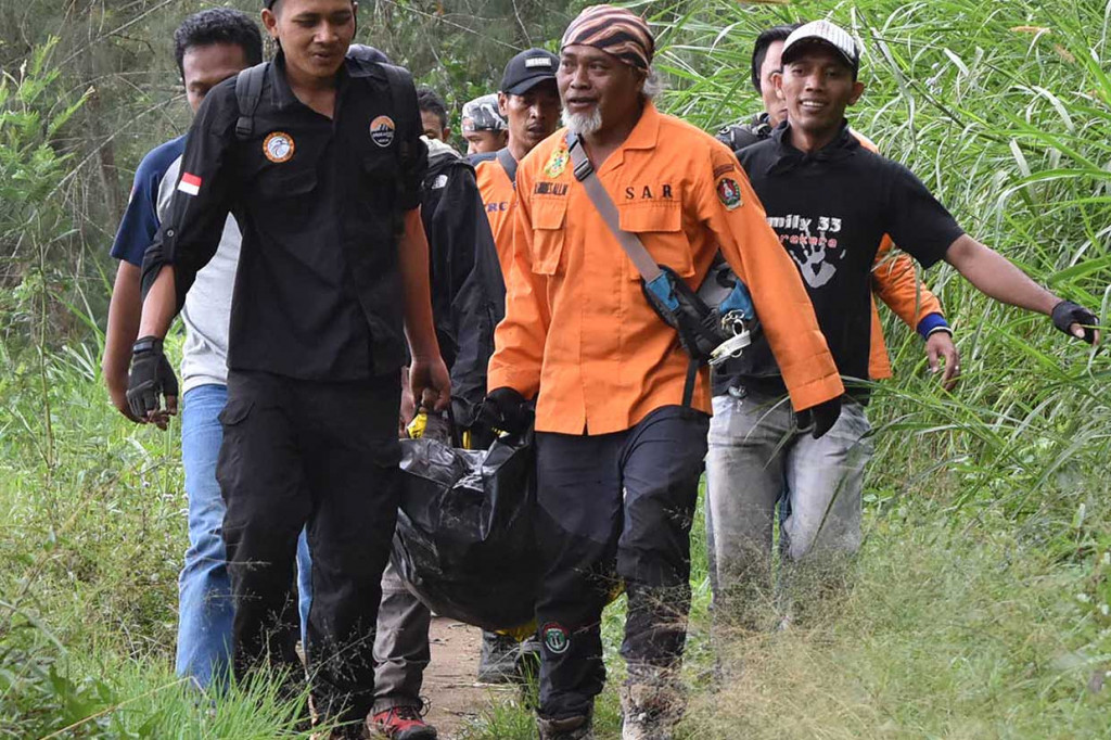 Petugas SAR bersama relawan mengevakuasi jenazah pendaki Gunung Merbabu, Andrey Voytech, di jalur pendakian Cuntel, Getasan, Kabupaten Semarang, Jawa Tengah, Sabtu, 7 April 2018. 