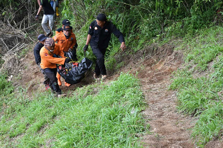 Korban yang telah dicari sejak hilang sepekan lalu tersebut ditemukan dalam kondisi meninggal dunia di Sungai Kalimenek atau tidak jauh dari Pos 1 pendakian, Sabtu pagi. Diduga korban terjatuh dari tebing. 