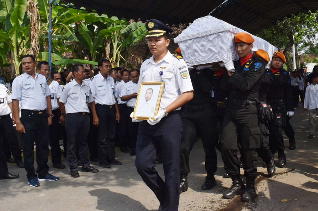 Jenazah Mustofa, 30, masinis KA Sancaka dimakamkan di pemakaman umum kampungnya di RT 33/RW 10, Desa Sumber Bening, Kecamatan Balerejo, Kabupaten Madiun. Jenazah telah diantar ke rumah duka sejak Sabtu dini hari.