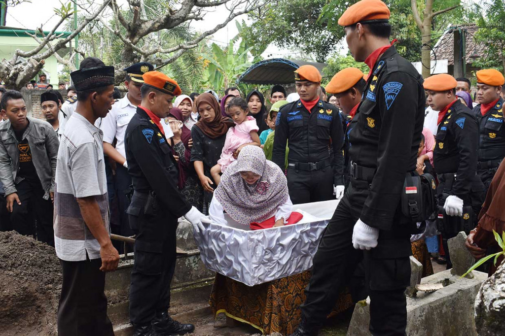 Pihak keluarga tak kuasa menahan tangis saat jenazah pria satu anak tersebut diantar ke tempat peristirahatan terakhirnya. Kesedihan mendalam terlebih dialami sang istri almarhum, Dian Kartika Sari Utami.