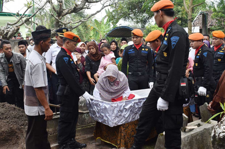 Pihak keluarga tak kuasa menahan tangis saat jenazah pria satu anak tersebut diantar ke tempat peristirahatan terakhirnya. Kesedihan mendalam terlebih dialami sang istri almarhum, Dian Kartika Sari Utami.