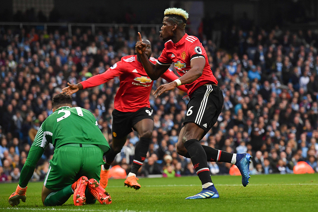 Pemain Manchester United Paul Pogba melakukan selebrasi usai mencetak gol ke gawang Manchester City.
