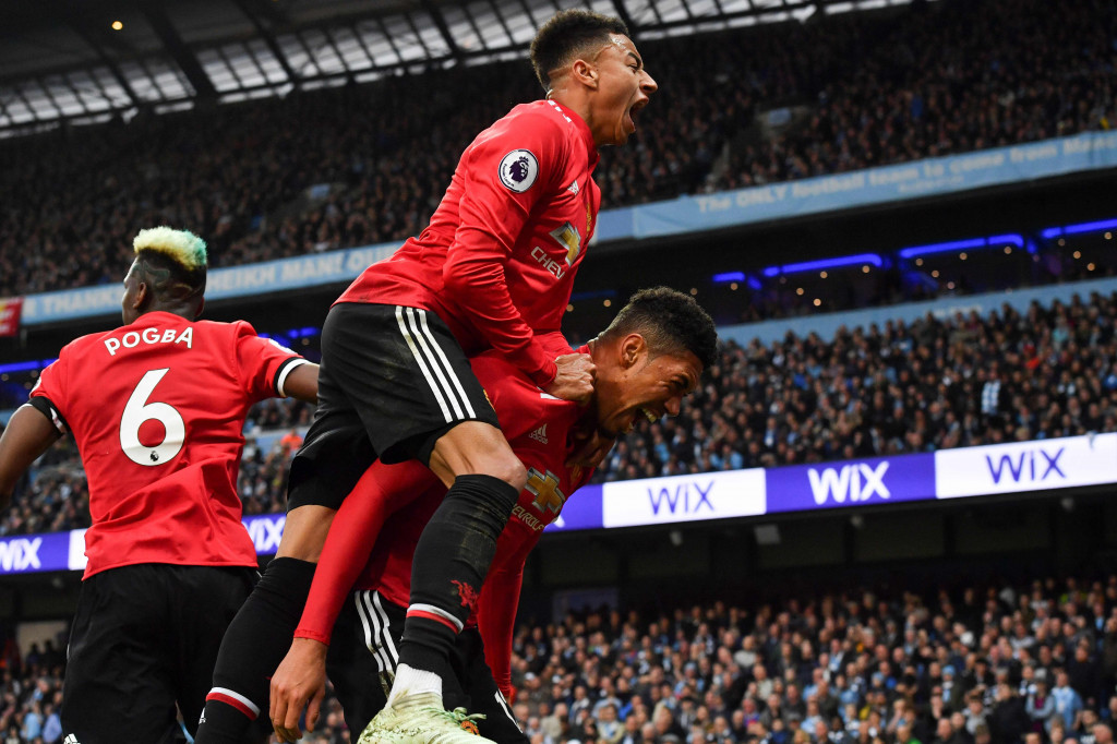 United berbalik unggul ketika Smalling menyundul umpan tendangan bebas Alexis Sanchez di menit ke-69. Chris Smalling memastikan kemenangan Manchester United atas Manchester City. 