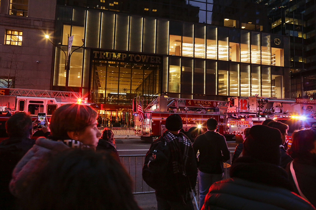 Satu orang tewas dan enam petugas pemadam kebakaran luka-luka saat Trump Tower di New York, Amerika Serikat, kebakaran.

