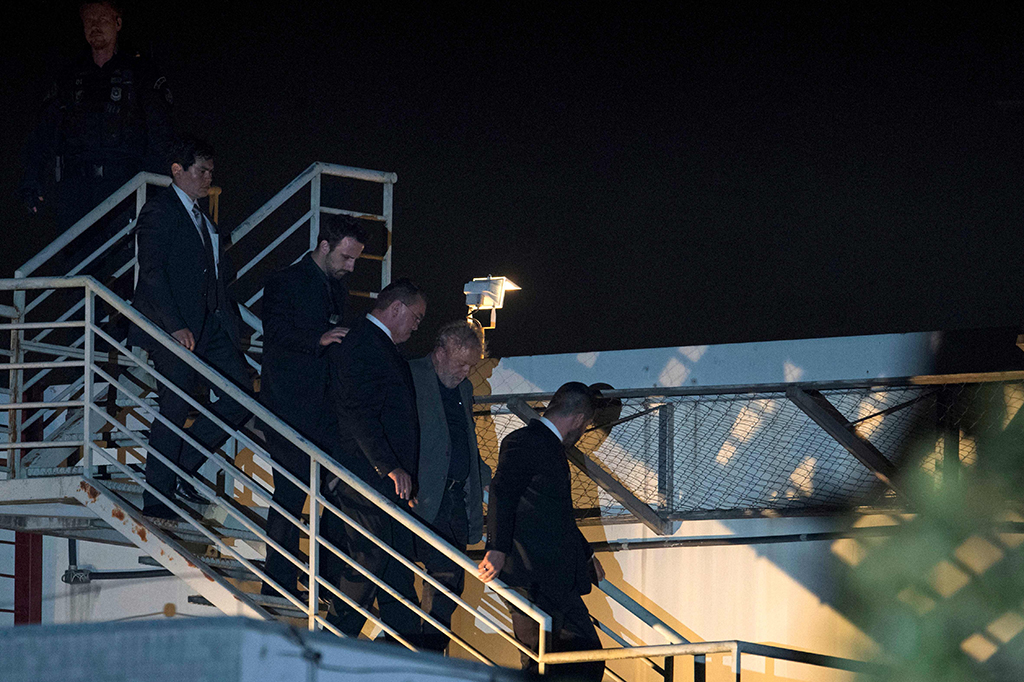 Bekas Presiden Brasil, Luiz Inacio Lula da Silva, menyerahkan dirinya ke polisi setempat pada Sabtu, 7 April 2018, setelah sempat terjadi kebuntuan selama sehari.
