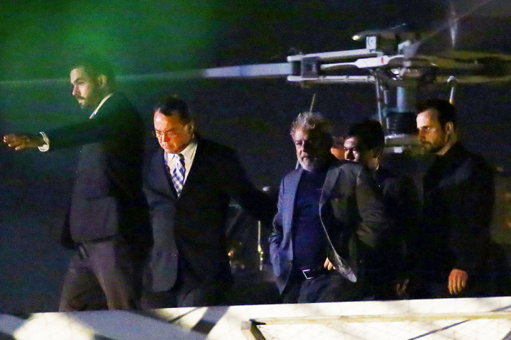 Lula dibawa helikopter polisi dan tiba di Curitiba, Sabtu (7/4/2018) waktu setempat. Curitiba adalah kota di selatan, tempat investigasi kasus 'cuci mobil' yang melibatkan Lula dijalankan.