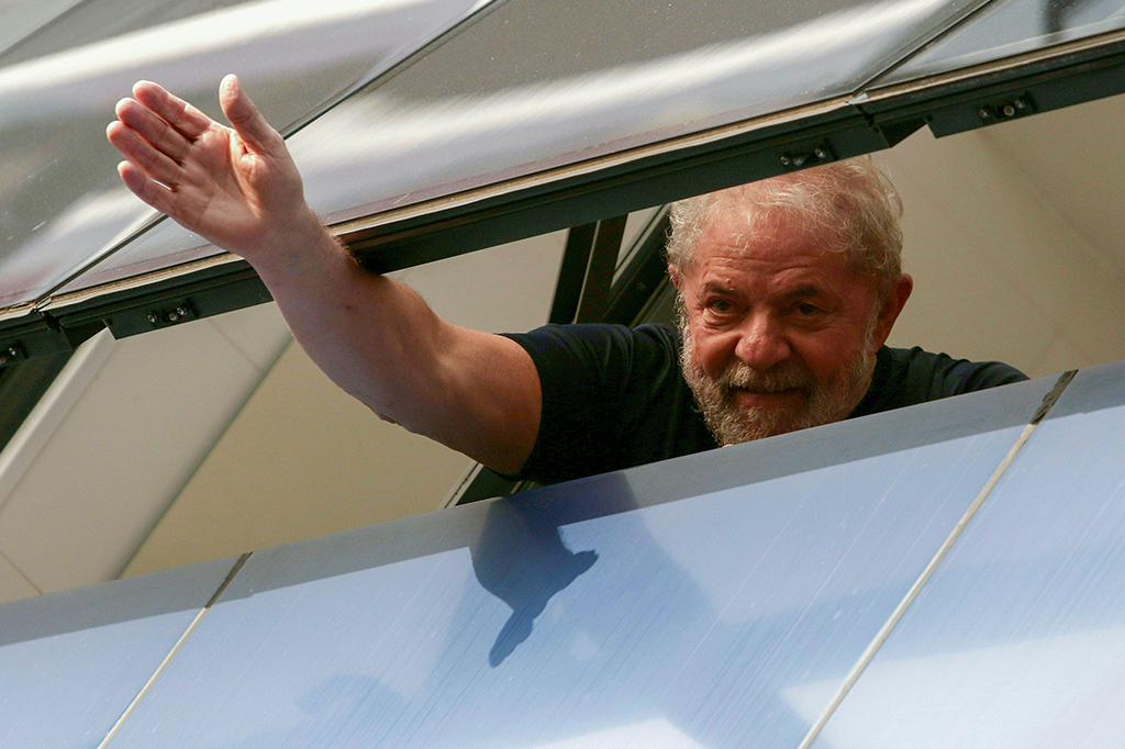 “Saya akan taat pada hukum. Saya tidak berada di atas hukum. Jika saya tidak percaya pada hukum, saya tidak akan mendirikan partai politik dan malah memulai revolusi,” kata Lula, yang disambut teriakan masa pendukungnya.