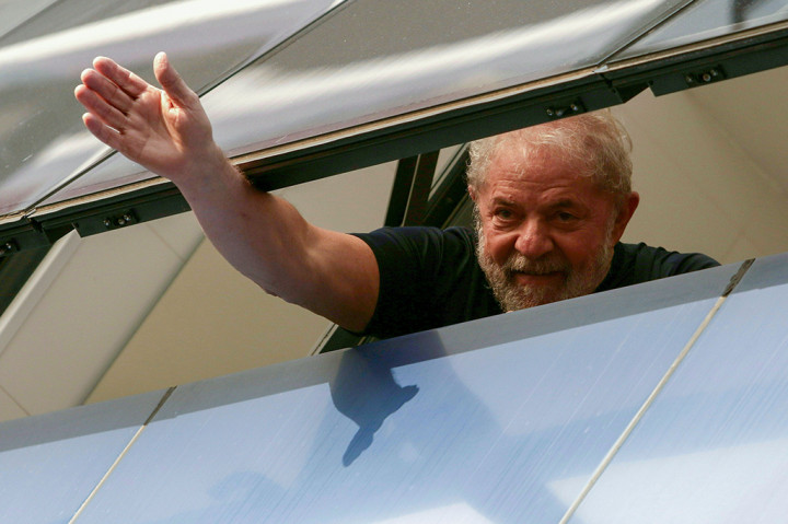 “Saya akan taat pada hukum. Saya tidak berada di atas hukum. Jika saya tidak percaya pada hukum, saya tidak akan mendirikan partai politik dan malah memulai revolusi,” kata Lula, yang disambut teriakan masa pendukungnya.