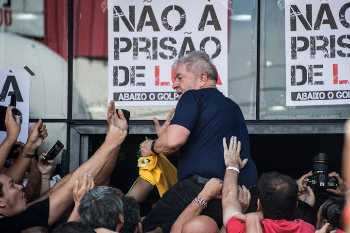 Sehari sebelumnya, dia sempat bertahan dari penindakan penegak hukum. Dia bertahan di rumahnya, di Sao Bernando do Campo, pinggiran Sao Paulo. Rumahnya itu dikelilingi oleh ribuan pendukung yang berasal dari serikat buruh logam (metal). 

